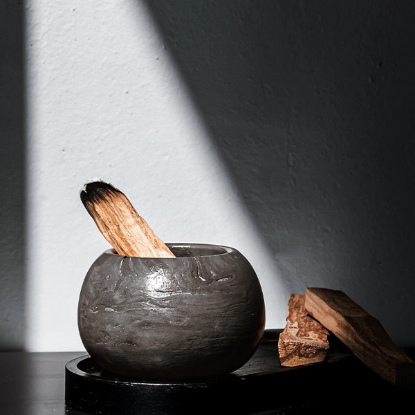 The natural magic of incense. How do palo santo and white sage work?